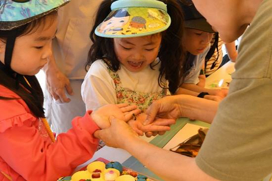 포스코이앤씨가 세계벌의날인 20일 인천 송도 센트럴파크 테라스정원에서 어린이 꿀벌 축제를 열었다. 참가 어린이들이 꿀벌 체험 교육, 벌 키링 만들기, 생물다양성 페이스페인팅 등 다양한 체험 프로그램을 즐기고 있다. <포스코이앤씨 제공>